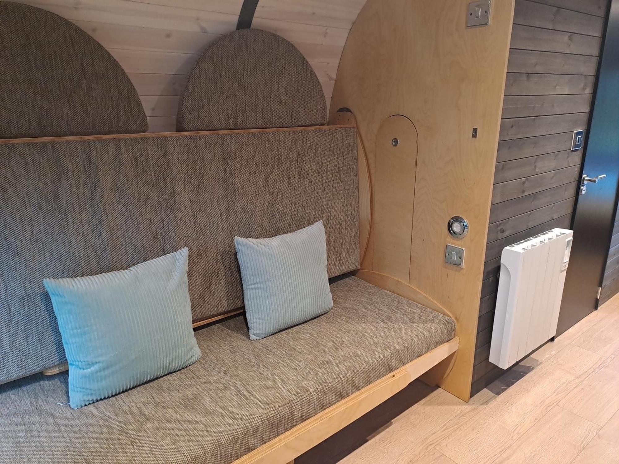 Celtic Minor Pods Villa Ystalyfera Bagian luar foto